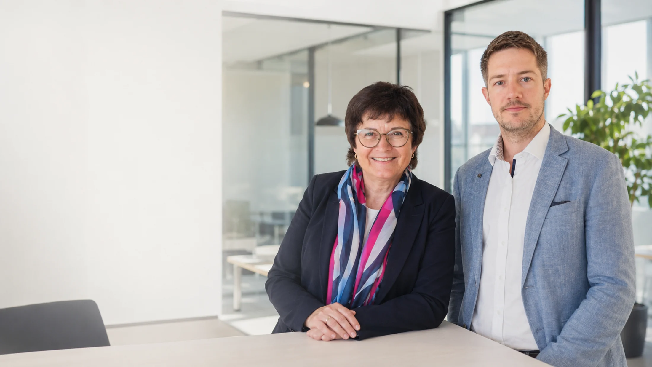Mag. Brigitte Edinger und Markus Edinger, MSc (WU), in hellen Kanzleiräumen